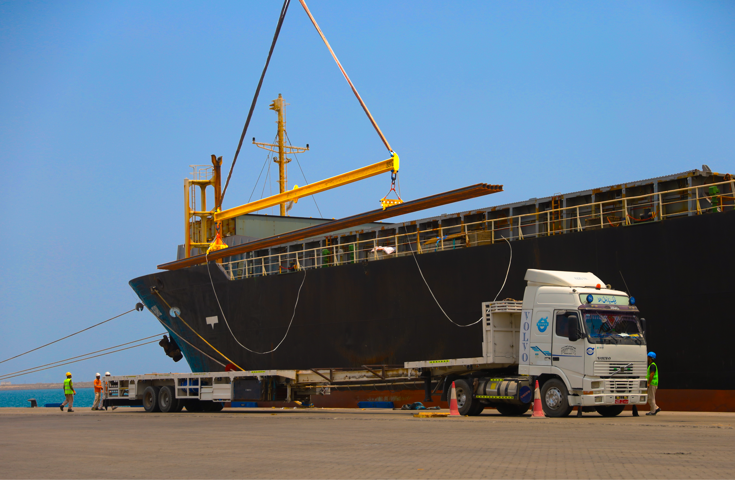In a Step Reflecting the Accelerated construction of the Oman–UAE Railway Network Hafeet Rail Receives First Shipment of Railway Tracks at S